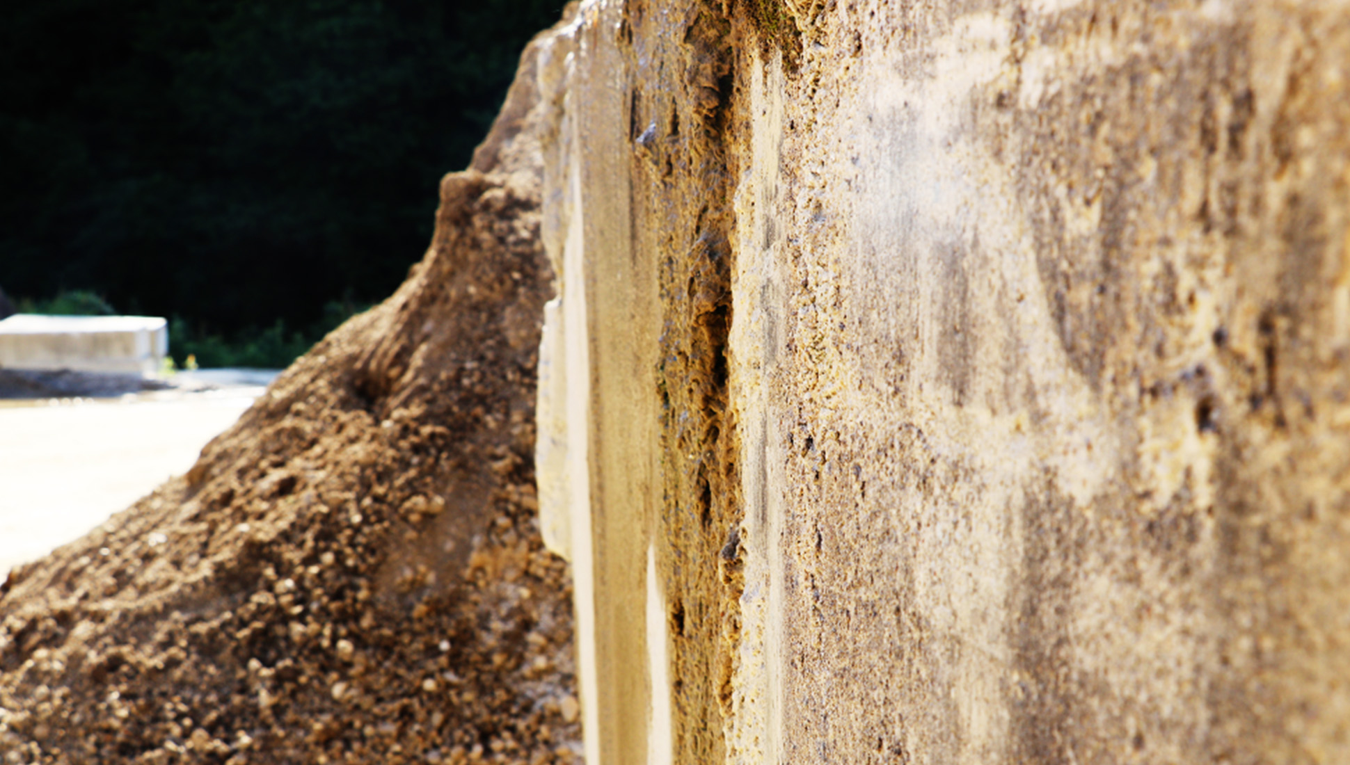 工事現場やコンクリートなど幅広く利用されています